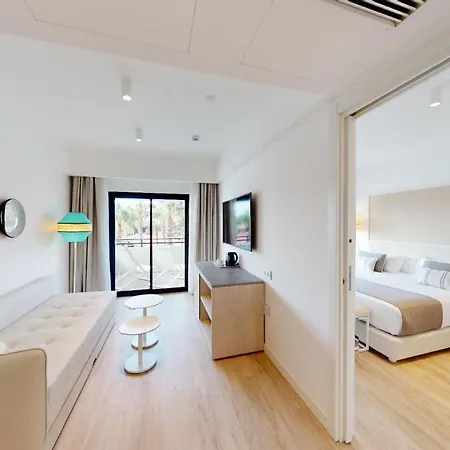 The Signature Level At Grand Palladium Sicilia & Кампофеличе-ди-Роччелла